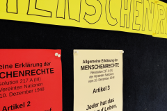 Aushang am Menschenrechte-Board der Gesamtschule Waldbröl